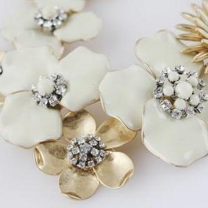 Cream Flower Necklace,bubble Necklace,beadwork..